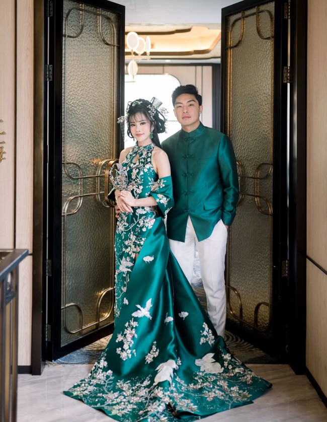 Jessica Jane dan Erwin Phang baru saja menggelar acara sangjit jelang pernikahan. Foto-foto pemotretan di acara tersebut baru diunggah Jane ke Instagramnya pada Selasa (18/3/25). Foto: Inatagram/@jessicajane99