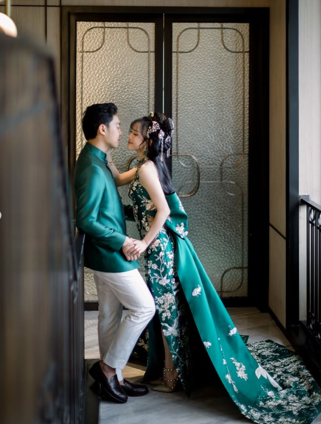 Tampil kompak dan serasi, Jessica dan Erwin memilih busana berwarna hijau emerald. Jessica memilih kenakan cheongsam dengan bagian belakang yang menyapu lantai. Sementara Erwin tampil gagah dengan changshan polos. Foto: Inatagram/@jessicajane99