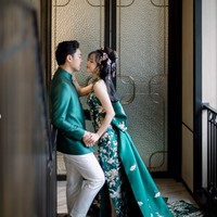 Tampil kompak dan serasi, Jessica dan Erwin memilih busana berwarna hijau emerald. Jessica memilih kenakan cheongsam dengan bagian belakang yang menyapu lantai. Sementara Erwin tampil gagah dengan changshan polos. Foto: Inatagram/@jessicajane99