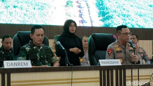 Kapolda Lampung dan Pangdam II Sriwijaya saat merilis ungkap kasus penembakan 3 polisi di Way Kanan.