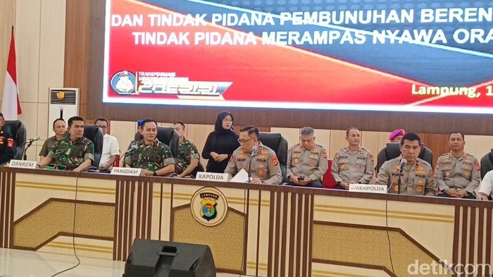 Kapolda Lampung, Irjen Helmy Santika saat konferensi pers di Mapolda Lampung, Rabu (19/3/2025).