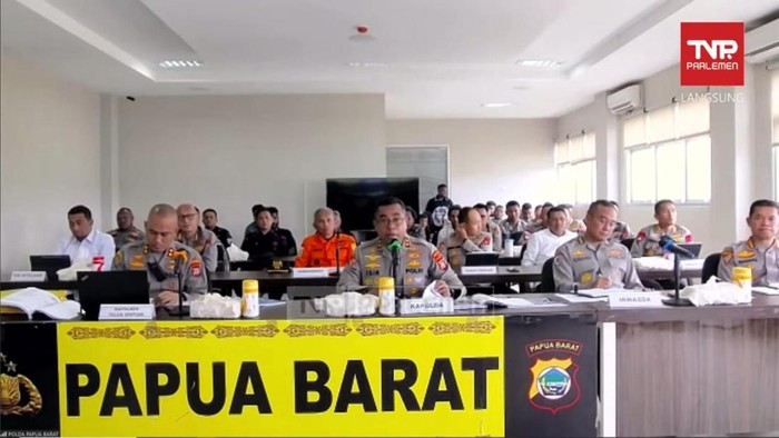 Kapolda Papua Barat Irjen Johnny Eddizon Isir memberikan penjelasan di RDP Komisi III DPR RI.