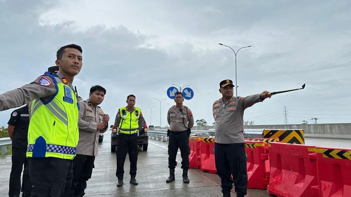 Kapolres Klaten, AKBP Nur Cahyo Ari Prasetyo, saat mengecek pospam Rest Area KM 19 Tol Solo-Jogja, Rabu (19/3/2025).