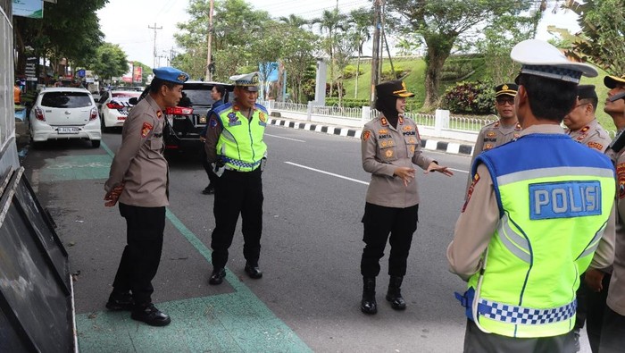 Kapolres Magelang Kota AKBP Anita Indah Setyaningrum memimpin pengecekan pospam di Kebonpolo, Selasa (18/3/2025).