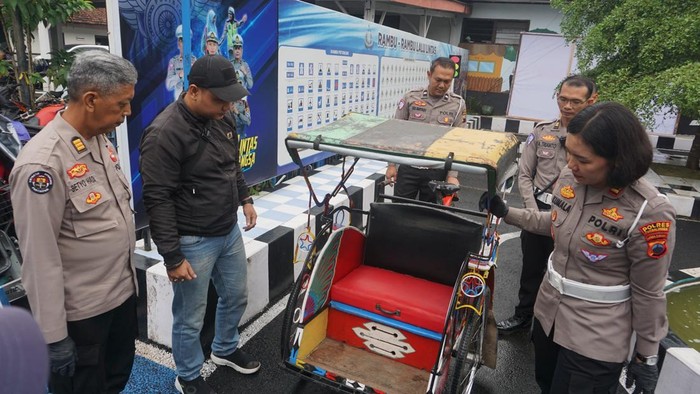 Kapolres Purbalingga memberi bantuan becak baru untuk pengayuh becak yang terpental ditabrak pebalap liar, Rabu (19/3/2025).
