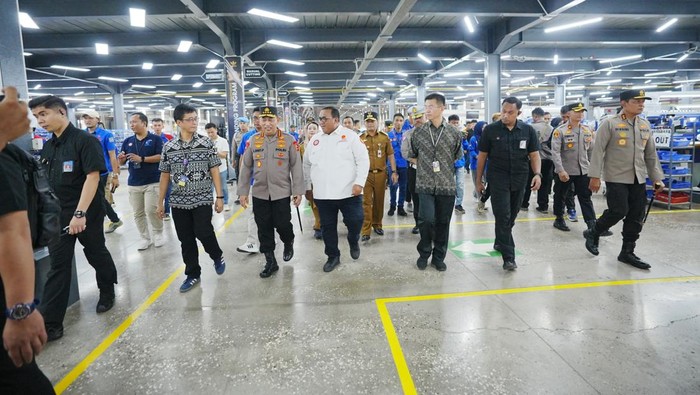 Kapolri meninjau pabrik sepatu di Brebes. (Dok. Polri)