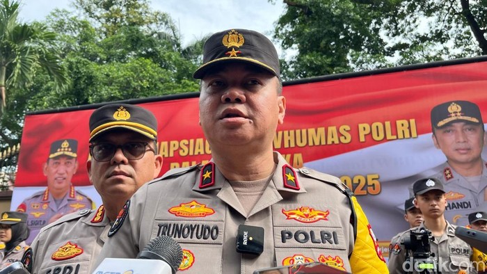 Karo Penmas Divisi Humas Polri Brigjen Trunoyudo Wisnu Andiko memimpin apel kesiapan Pasukan Satgas Humas Operasi Ketupat 2025. Foto: Ondang/detikcom.
