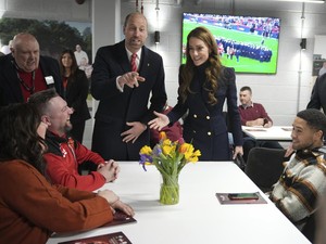 Kate Middleton Langgar Aturan Fashion Klasik di Pertandingan Rugby