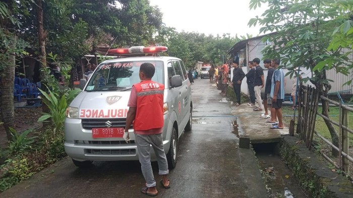 Evakuasi korban laka tunggal di Plupuh Sragen, Rabu (19/3/2025).