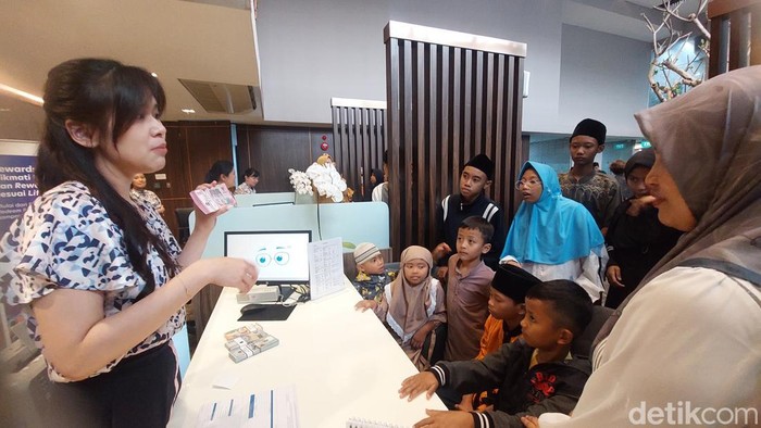 Kegiatan literasi keuanga SLB Cicendo di Bank UOB cabang Dago Bandung