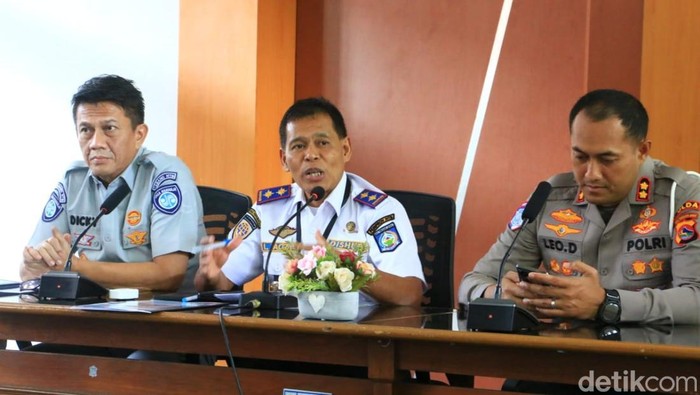 Kepala Dinas Perhubungan Lalu Mohammad Faozal besama Wadirlantas Polda NTB AKBP Leo Dedy Defretes, Kepala Perwakilan PT. Jasa Raharja Cabang NTB, Dicky Syiwa Permadi, Selasa (18/3/2025). (Foto: Ahmad Viqi/detikBali)