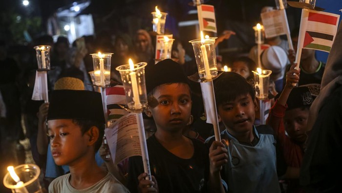 Sejumlah anak membawa lilin mengikuti kirab di Kelurahan Sumur Pecung, Kecamatan Serang, Kota Serang, Banten, Selasa (18/3/2025). Kegiatan yang diikuti ratusan warga dan rutin digelar setiap tahunnya tersebut dalam rangka memperingati Nuzulul Quran 1446 Hijriah. ANTARA FOTO/Angga Budhiyanto/foc.
