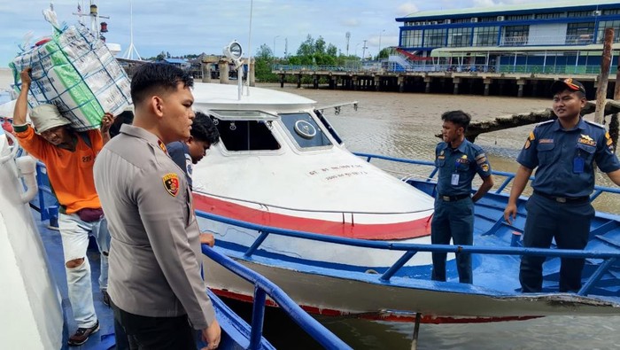 KM Malindo Express tabrak dermaga di Pelabuhan Tunon Taka, Nunukan.