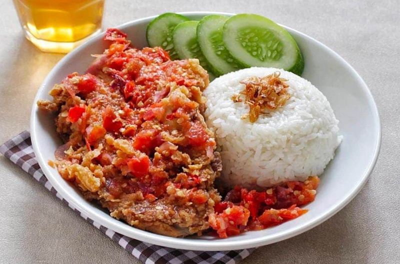 Kocak! Pasangan Ini Batal Putus Gegara Jajan Ayam Geprek