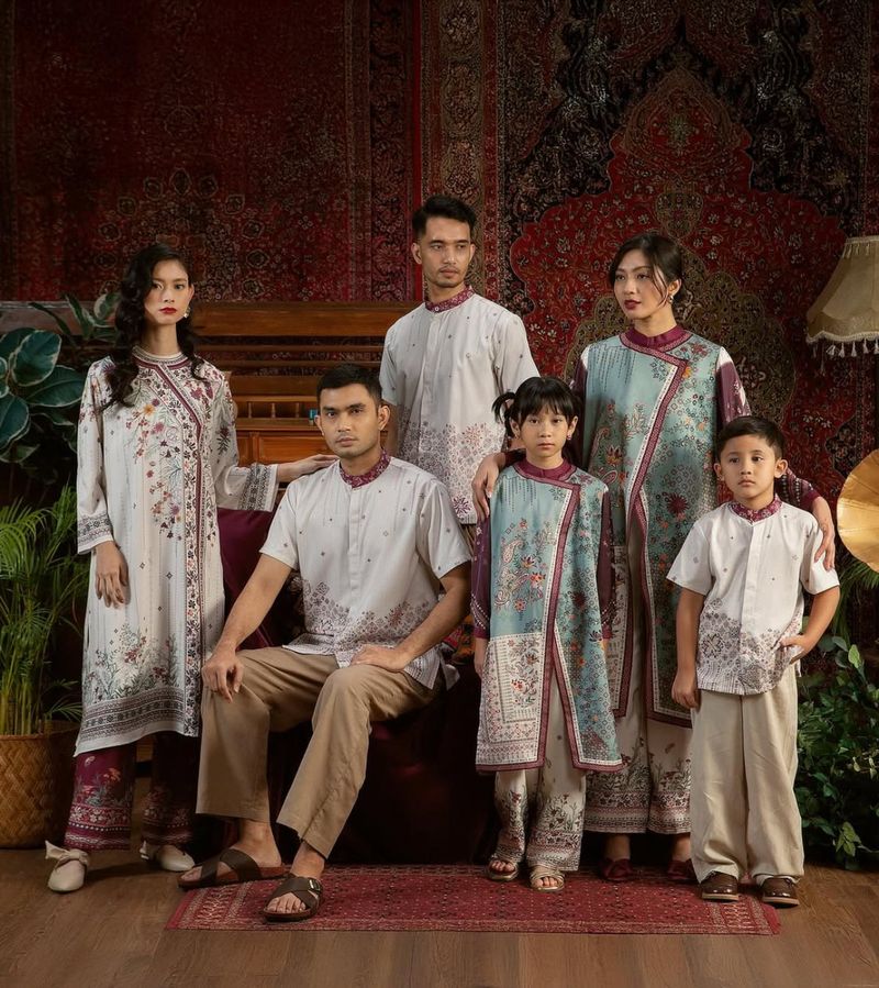 Koleksi sarimbit keluarga untuk Lebaran 2025 Koleksi sarimbit keluarga untuk Lebaran 2025