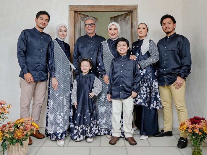 Koleksi sarimbit keluarga untuk Lebaran 2025