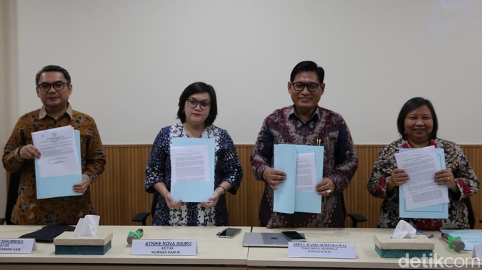 Ketua Komnas HAM Atnike Nova Sigiro berbincang dalam konvensi pers di instansi Komnas HAM, Menteng, Jakarta Pusat, Rabu (19/3/2025).