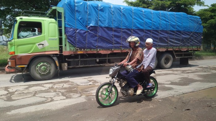 Kondisi jalan menuju Pelabuhan Ciwandan, Cilegon, Banten, yang akan dilewati pemudik pengguna sepeda motor (Iqbal/detikcom)