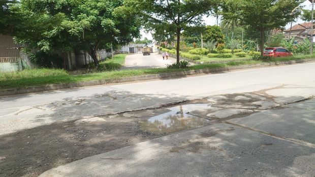 Kondisi jalan menuju Pelabuhan Ciwandan, Cilegon, Banten, yang akan dilewati pemudik pengguna sepeda motor (Iqbal/detikcom)