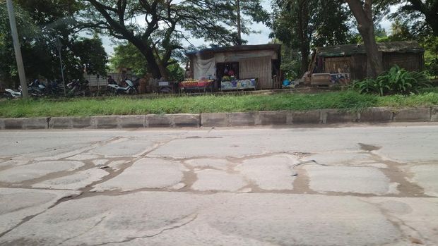 Kondisi jalan menuju Pelabuhan Ciwandan, Cilegon, Banten, yang akan dilewati pemudik pengguna sepeda motor (Iqbal/detikcom)