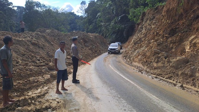 Kondisi terkini jalinsum Tarutung-Sipirok yang sempat putus total usai tertutup material longsor. (Foto: Dok. Polres Taput).