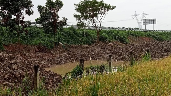Kubangan bekas galian pipa di Desa Sijeruk, Kecamatan Sragi, Kabupaten Pekalongan, Rabu (19/3/2025).