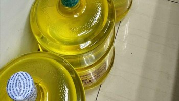 Ini bukan airnya yang berwarna kuning lho, tapi memang galonnya berwarna kuning. Jadi terlihat bukan seperti air mineral. Foto: Boredpanda