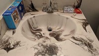 Coraknya gagal bikin wastafel jadi estetik, lebih mirip tinta printer yang bocor (Foto: Boredpanda)