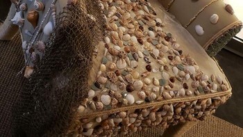 Kursi yang penuh kerang, bikin yang duduk tambah sakit deh. Foto: Boredpanda