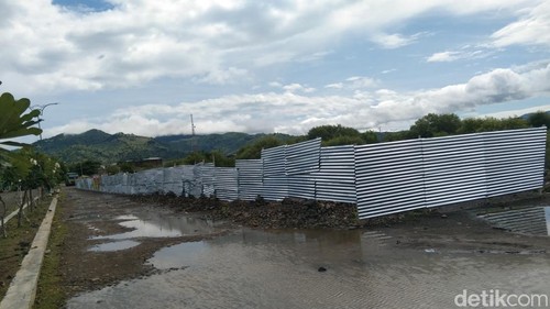 Lahan reklamasi Amahami Kota Bima, NTB, yang dikaveling dan dipagari seng, Rabu (19/3/2025). (Dok. Rafiin/detikBali).