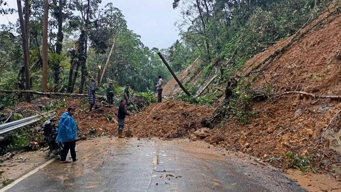 Longsor menutup akses Jalan Trans Sulawesi di Mangkutana, Kabupaten Luwu Timur, Sulawesi Selatan (Sulsel).
