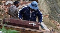 Sebagai tanggapan, keluarga-keluarga bergegas bekerja untuk menemukan dan memindahkan jenazah kerabat mereka yang telah meninggal.