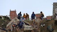 Insiden tersebut terjadi pada hari Minggu (16/3) di lingkungan Ovejuyo di Palca, yang terletak di tenggara La Paz, di mana hujan deras menyebabkan runtuhnya sebagian pemakaman, meninggalkan beberapa peti mati dan jenazah yang teronggok.