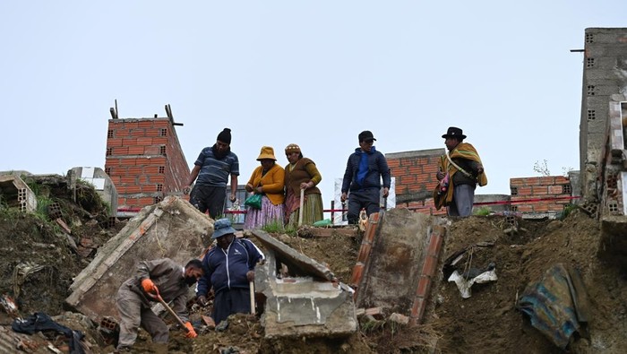 Makam di Bolivia Longsor, Warga Ramai-ramai Pindahkan Jenazah People recover the bodies of their relatives after a landslide at the clandestine cemetery of Ovejuyo caused by rains, in the municipality of Palca, Bolivia March 17, 2025. REUTERS/Claudia Morales