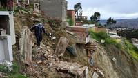 Keluarga-keluarga yang putus asa pada hari Senin (17/3) melakukan tugas berat untuk menggali dan memindahkan jenazah orang-orang terkasih mereka dari sebuah pemakaman di Bolivia yang runtuh sebagian akibat hujan lebat.