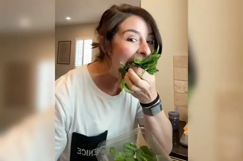 Makan Sayur Gaya Dinosaurus Jadi Tren Baru di TikTok