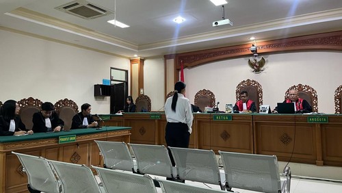 Mantan Bendara LPD Yehembang Kauh,  I Gusti Ayu Kade Juli Astuti, saat menjalani sidang di PN Tipikor Denpasar, Rabu (19/3/2025).