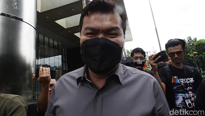 Mantan Napi e-KTP Andi Narogong Kembali Diperiksa KPK Eks narapidana kasus korupsi e-KTP Andi Agustinus (Andi Narogong) enggan menjawab pertanyaan jurnalis seusai menjalani pemeriksaan di Gedung KPK, Jakarta, Rabu (19/3/2025).