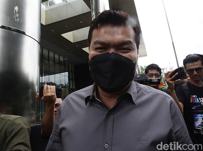 Eks narapidana kasus korupsi e-KTP Andi Agustinus (Andi Narogong) enggan menjawab pertanyaan jurnalis seusai menjalani pemeriksaan di Gedung KPK, Jakarta, Rabu (19/3/2025).