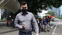 Andi juga dihukum membayar uang pengganti USD 2,5 juta dan Rp 1,186 miliar diperhitungkan dengan pengembalian sebesar USD 350 ribu dengan kurs USD sesuai dengan waktu uang diperoleh.