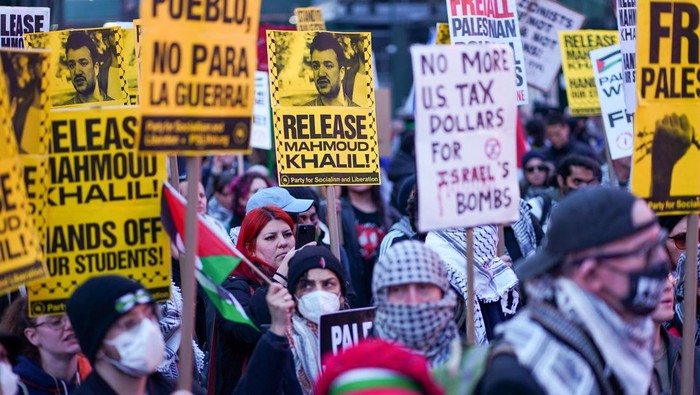 Pro-Palestinian protesters demonstrate on the streets near Grand Central in New York City, U.S. March 18, 2025. REUTERS/David Dee Delgado