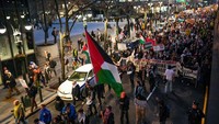 Ratusan pengunjuk rasa berkumpul di Times Square, New York, setelah serangan udara Israel menghantam Gaza dan menewaskan lebih dari 400 orang pada hari Selasa (18/3).