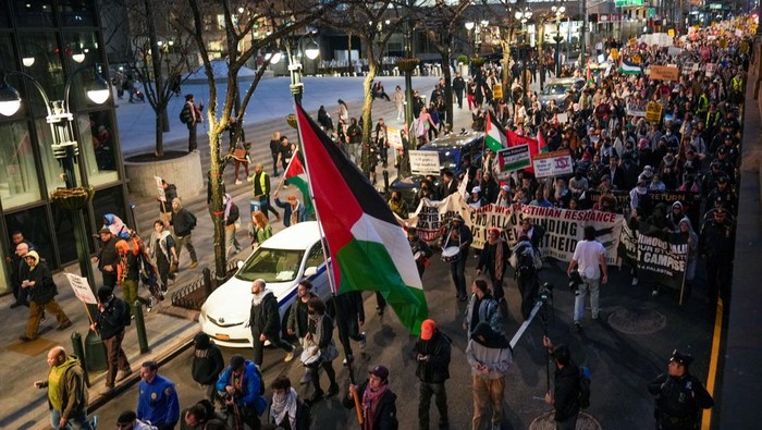 Pro-Palestinian protesters demonstrate on the streets near Grand Central in New York City, U.S. March 18, 2025. REUTERS/David Dee Delgado