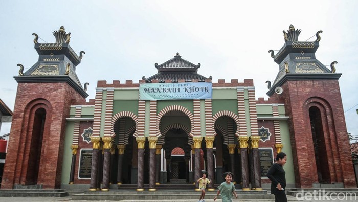 Masjid dengan desain unik ini berada di Desa Satria Mekar, Tambun Utara, Bekasi. Menara masjid ini berbentuk kaki-kaki gurita.