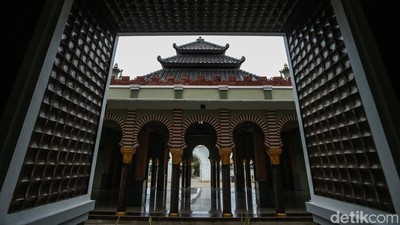 Melihat Masjid dengan Menara Gurita di Bekasi