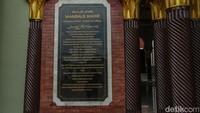 Masjid ini menjadi bagian dari tonggak perjuangan, dalam tulisan yang berada di menara itu tercatat nama H. Antasa bin Samaun bin Jamiyah dari Cibuah Pandeglang Banten.