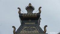 Diketahui masjid ini memiliki menara yang ujungnya terdapat kaki-kaki gurita.