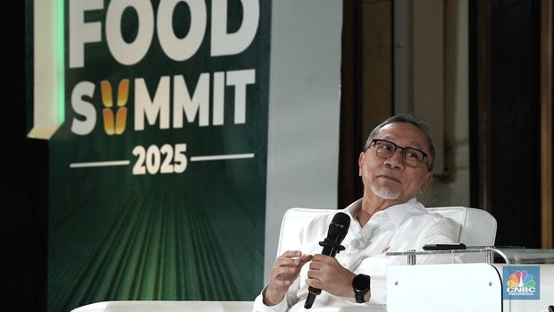 Menteri Koordinator Bidang Pangan RI, Zulkifli Hasan menyampaikan paparan dalam acara Food Summit 2025 di Jakarta, Rabu (19/3/2025). (CNBC Indonesia/Muhammad Sabki)