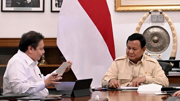 Menteri Koordinator Bidang Perekonomian, Airlangga Hartarto melakukan pertemuan dengan Presiden RI Prabowo Subianto&nbsp;membahas tentang perkembangan pembangunan KEK di Kabupaten Batang, Provinsi Jawa Tengah di Istana Merdeka, Selasa (18/3/2025). (Dok. Sekretariat Presiden via Kemenko Perekonomian)