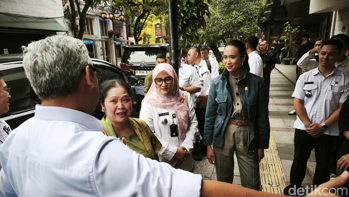 Menteri Pariwisata Widiyanti menyoroti ketersediaan lahan parkir di Kota Bandung jelang menghadapi musim libur lebaran 2025